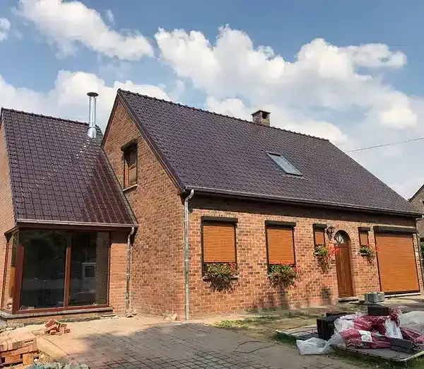 Toiture rénovée sur maison en briques — réalisation toiture par Julien Toitures