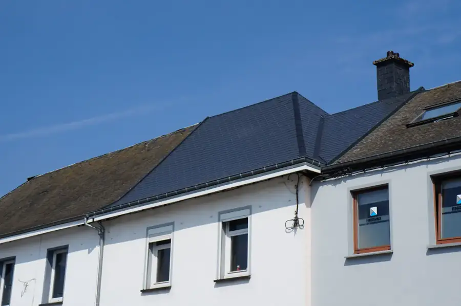 Toiture terminée sur maison mitoyenne — réalisation toiture par Toitures Meunier